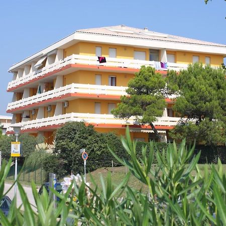 Condominio Carina Sud Бибионе Екстериор снимка