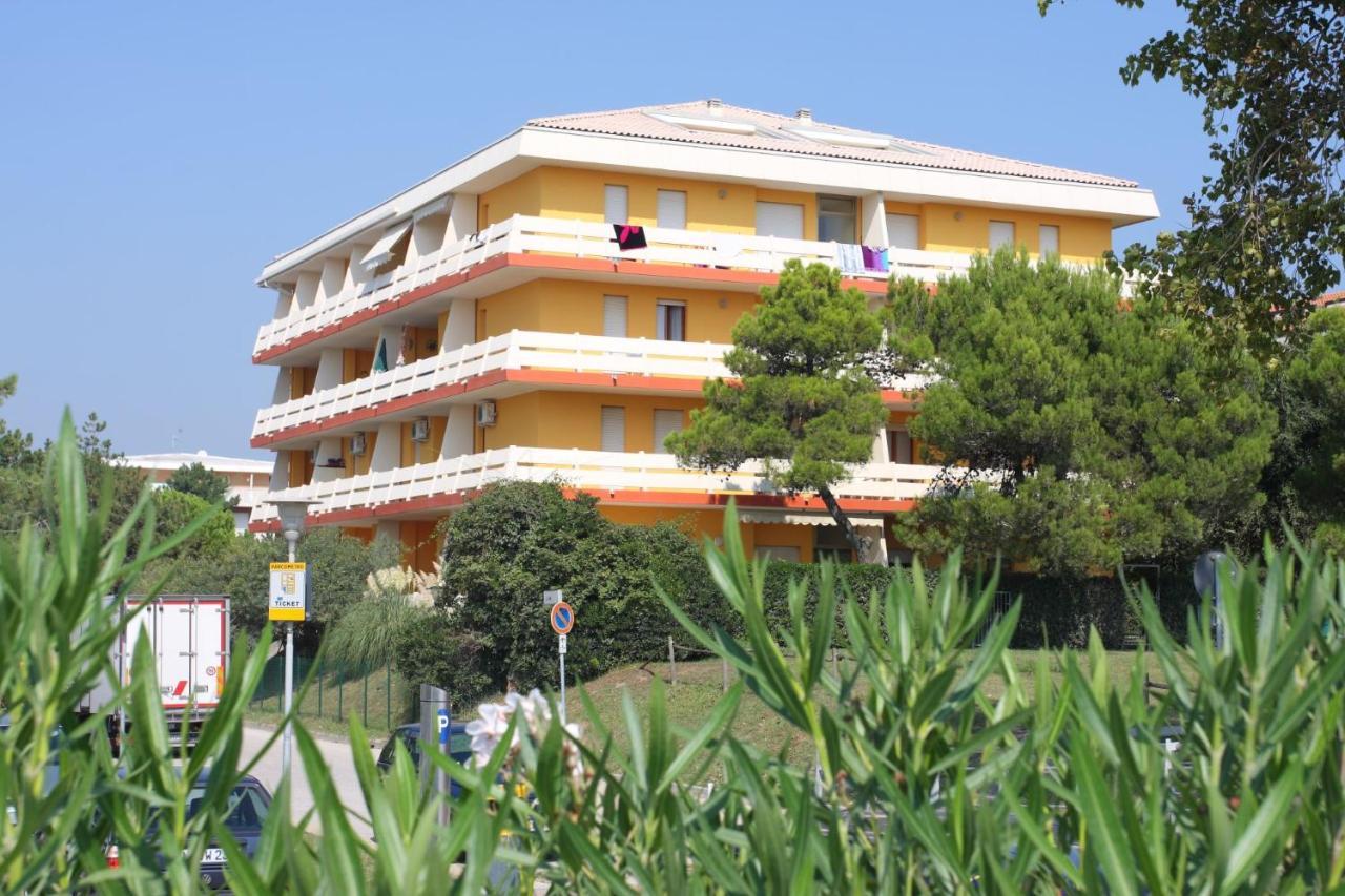 Condominio Carina Sud Бибионе Екстериор снимка