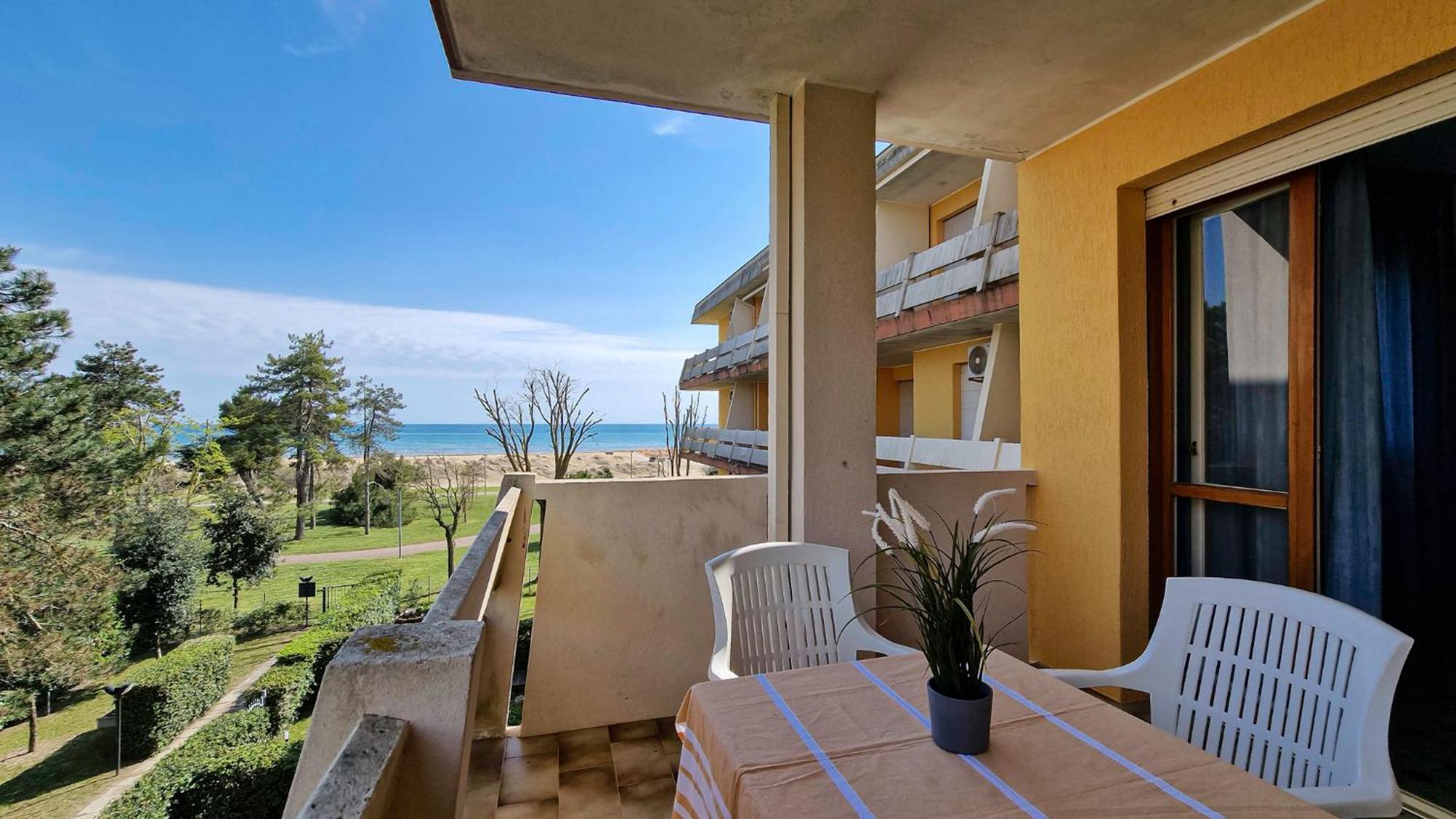 Condominio Carina Sud Бибионе Екстериор снимка